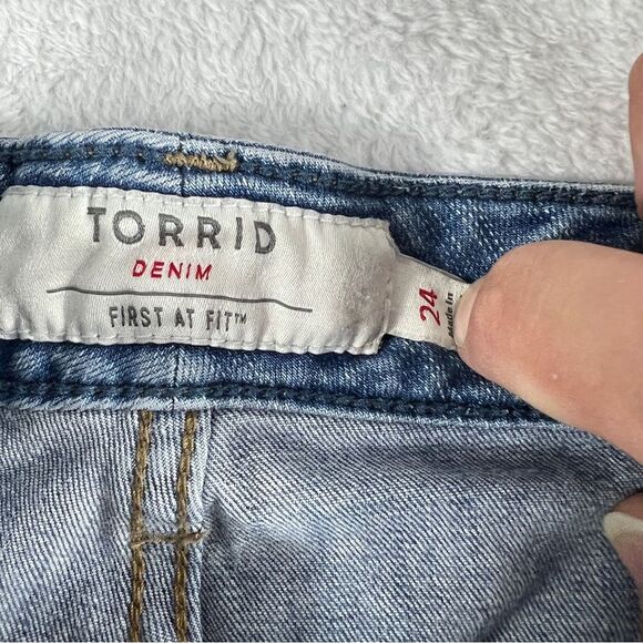 Womens Torrid Distresed Cutoff Denim Bermuda Shorts 0586 - Picture 4 of 7